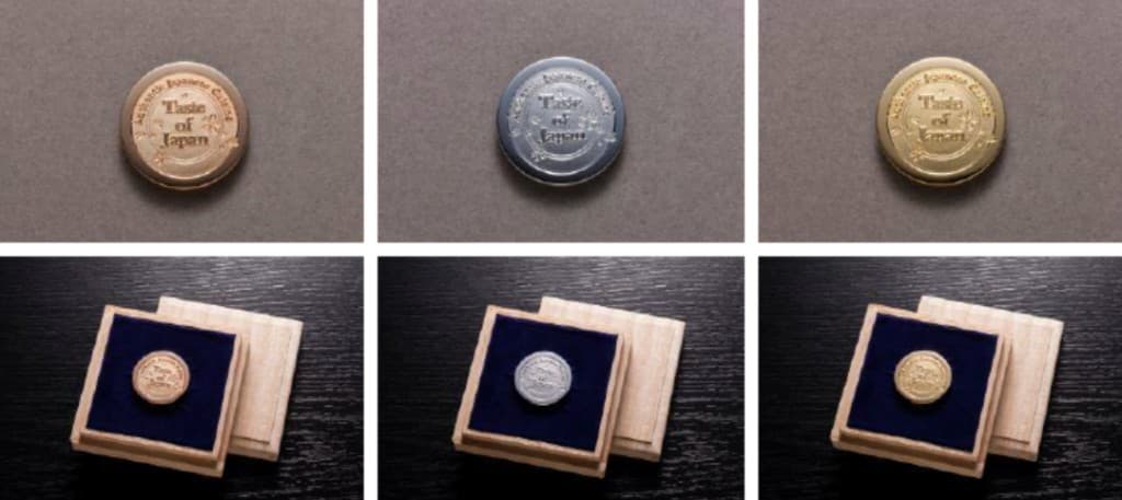 ブロンズ・シルバー・ゴールドの認定メダルと木製ケース入りの状態